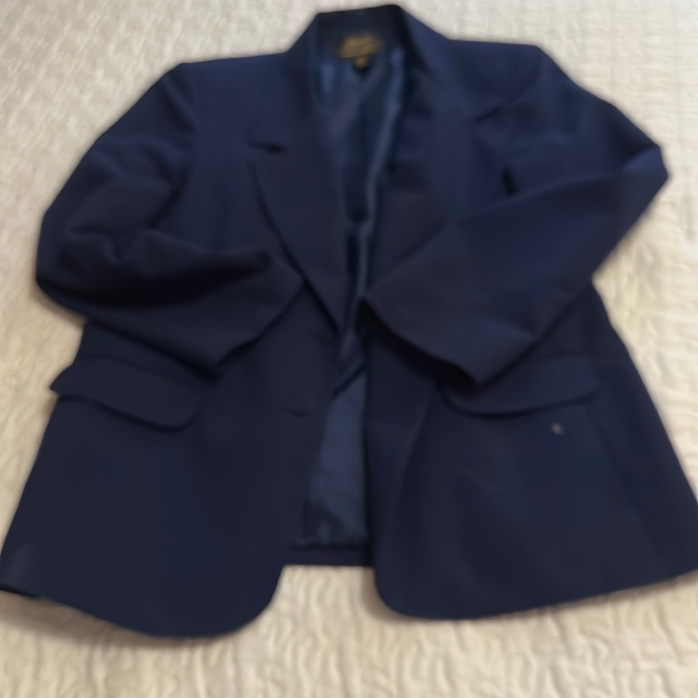 Woman’s navy blazer 12
